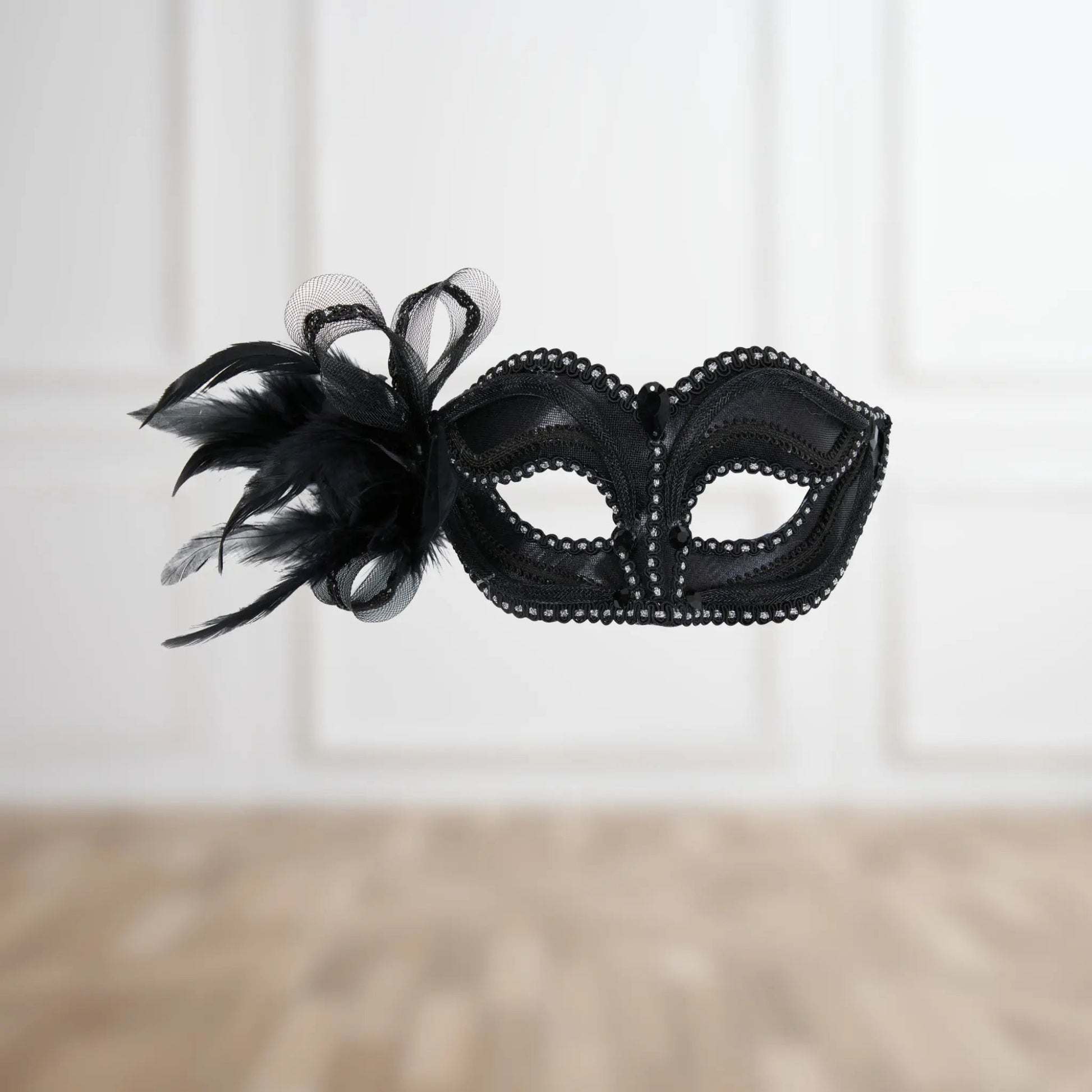 Black Eyemask with Side Decoration – Elegant Masquerade Accessory